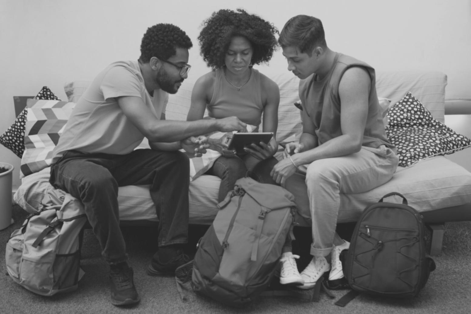 Sesión de trabajo en equipo analizando estrategias financieras
